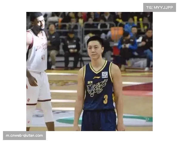 杜锋赛后拥抱安慰胡明轩 更衣室心理建设成关注焦点 杜锋赛后拥抱安慰胡明轩 更衣室心理建设成关注焦点